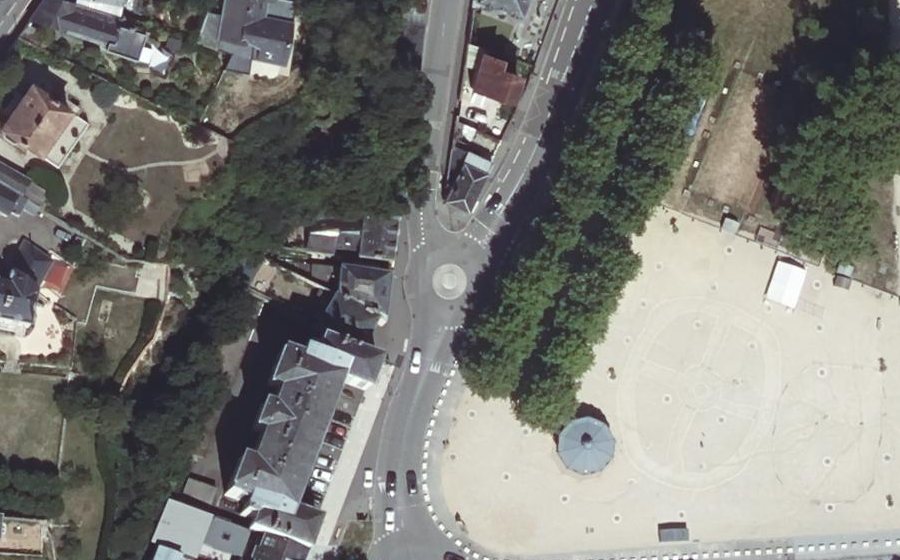 Vue aérienne du Rond-point anonyme n°238822792