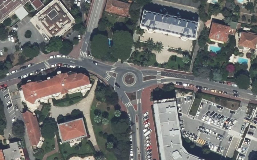 Vue aérienne du Rond-point anonyme n°238831602