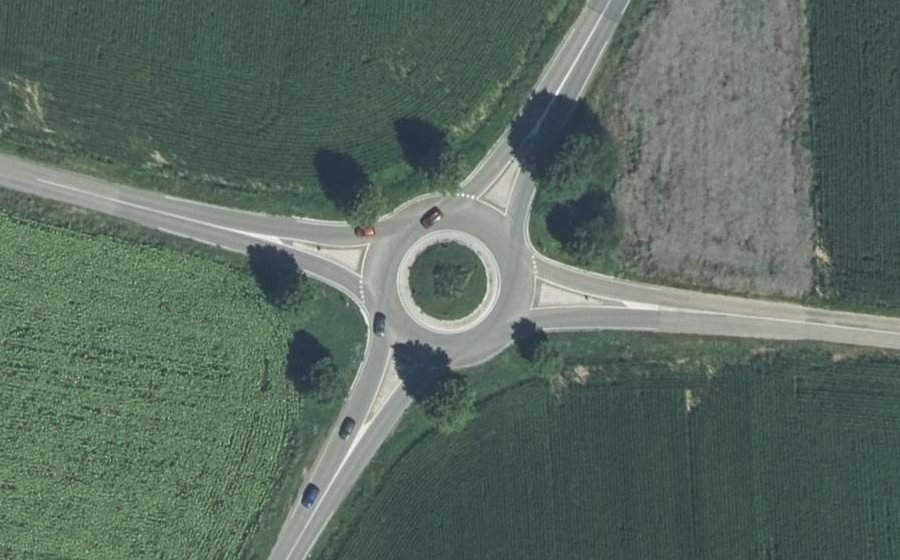 Vue aérienne du Rond-point anonyme n°23883294