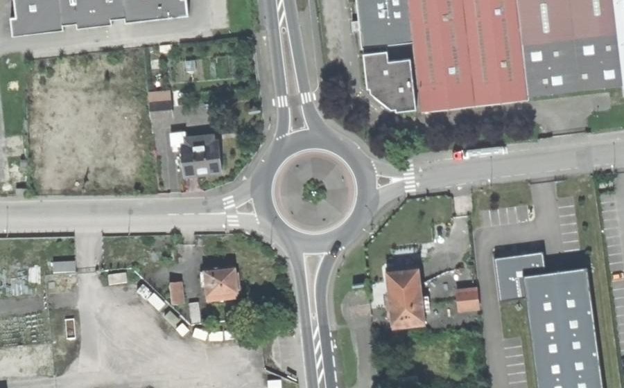 Vue aérienne du Rond-point anonyme n°23884715