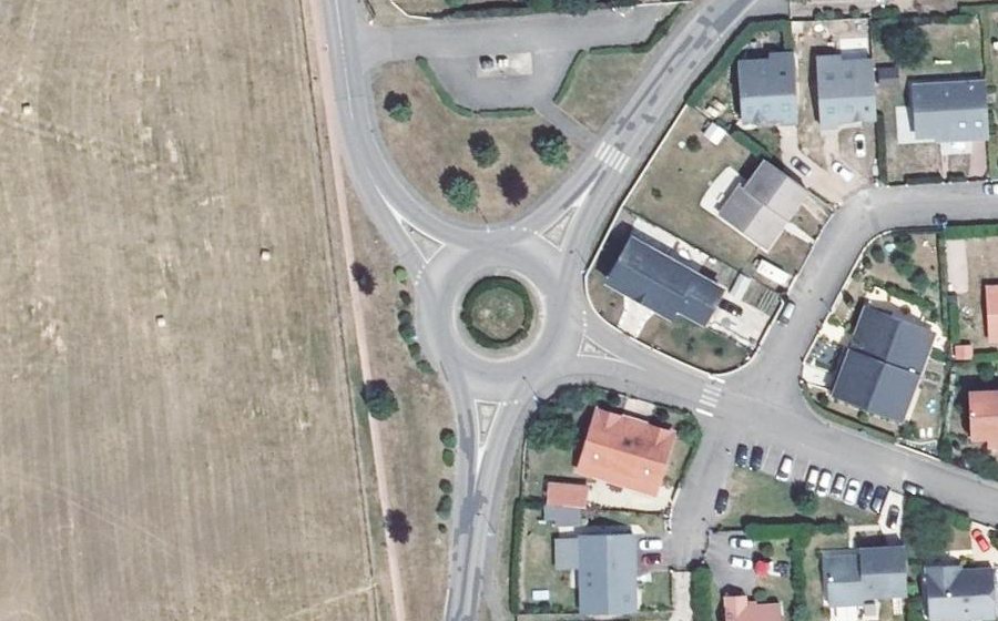 Vue aérienne du Rond-point anonyme n°23884926