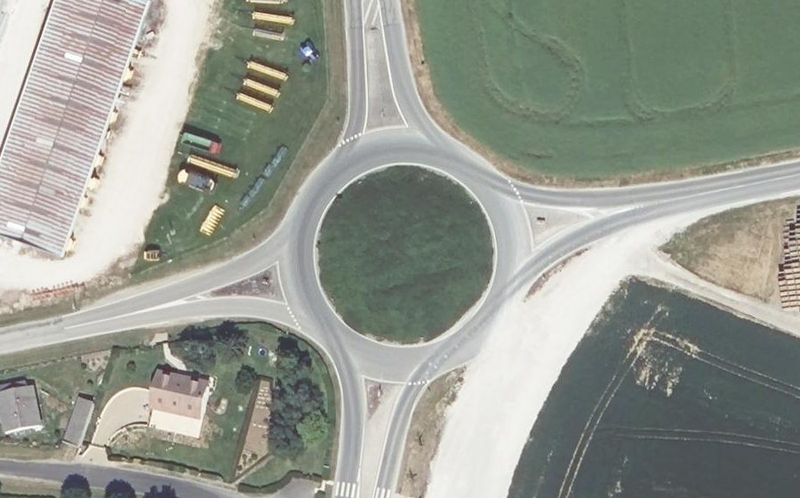 Vue aérienne du Rond-point anonyme n°23886187
