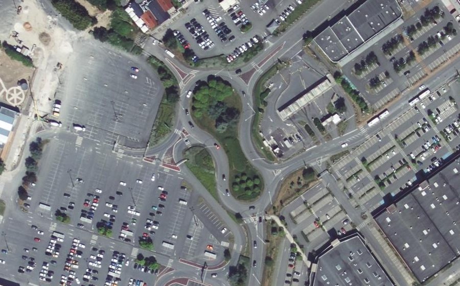 Vue aérienne du Rond-point anonyme n°238901747