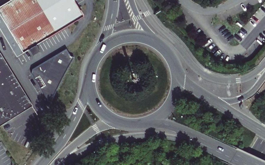 Vue aérienne du Rond-point anonyme n°238901751