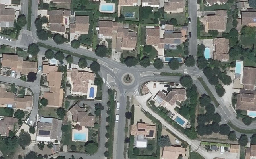 Vue aérienne du Rond-point anonyme n°238947558