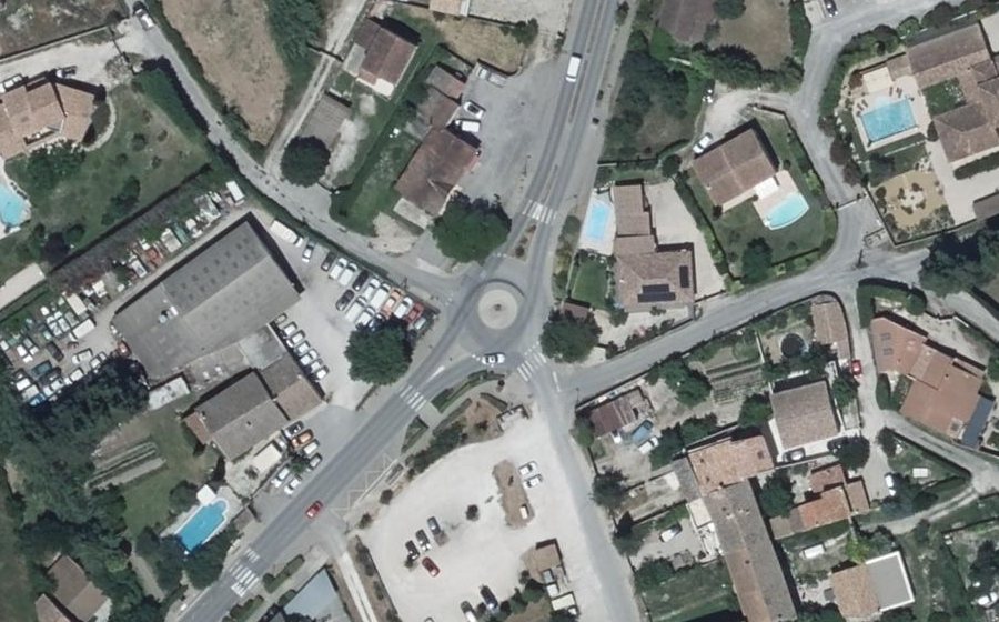 Vue aérienne du Rond-point anonyme n°238960634