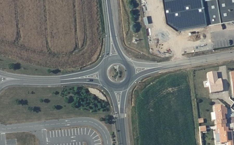 Vue aérienne du Rond-point anonyme n°238983473