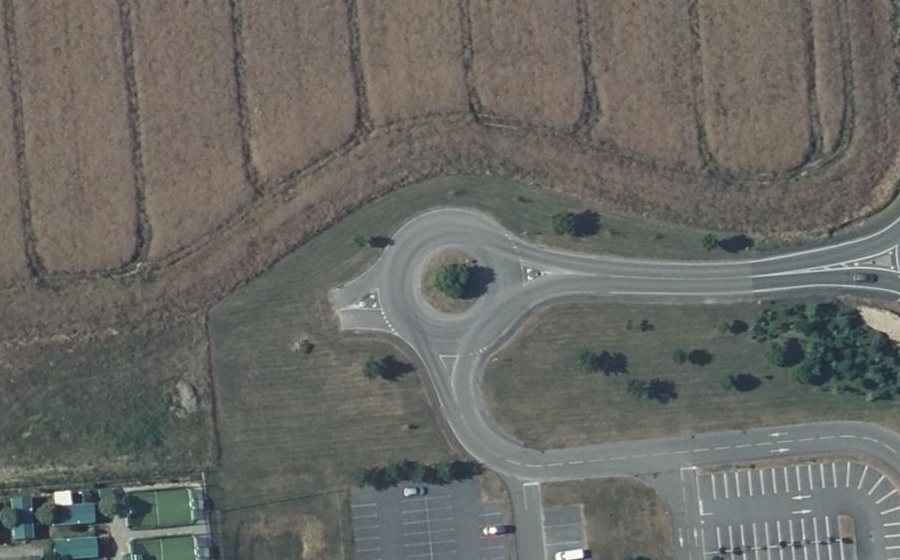 Vue aérienne du Rond-point anonyme n°238983475