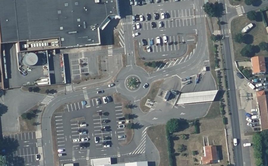 Vue aérienne du Rond-point anonyme n°238983476