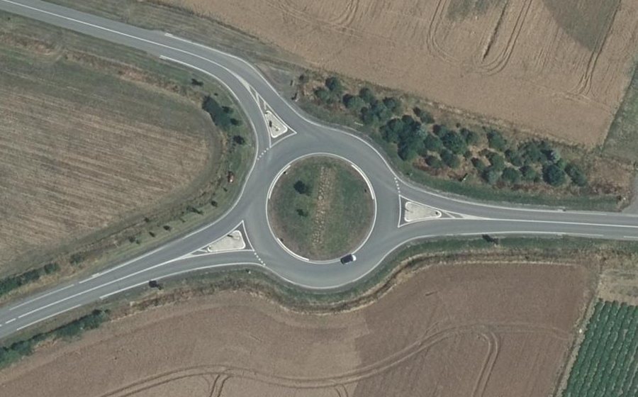 Vue aérienne du Rond-point anonyme n°238986362