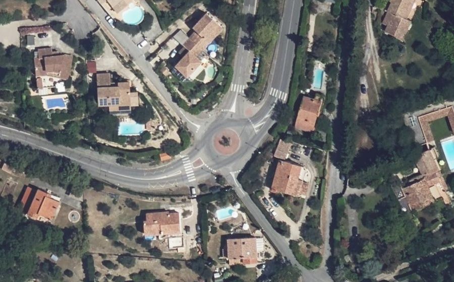 Vue aérienne du Rond-point anonyme n°238997722