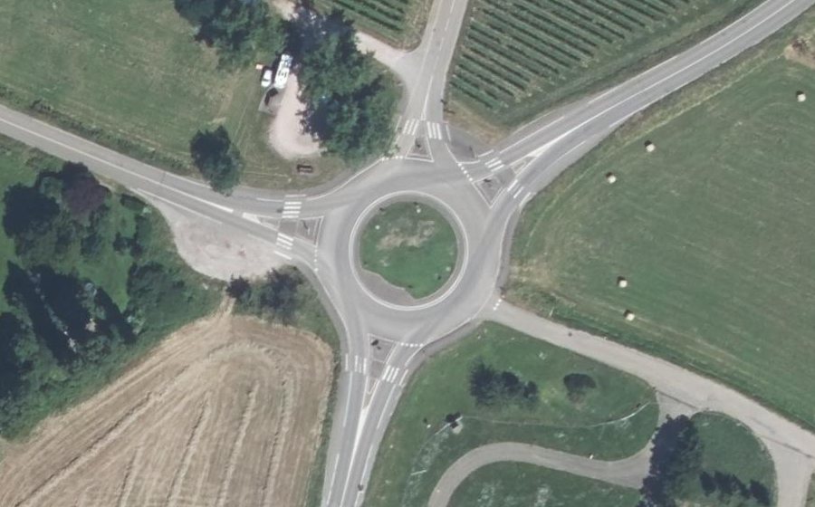 Vue aérienne du Rond-point anonyme n°239044659