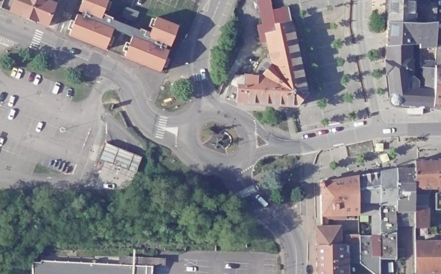 Vue aérienne du Rond-point anonyme n°239050259