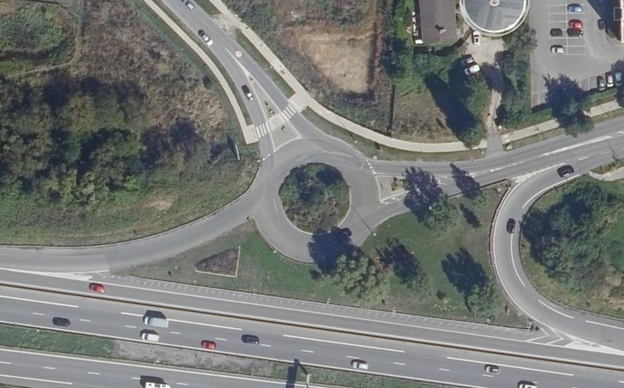 Vue aérienne du Rond-point anonyme n°23905768