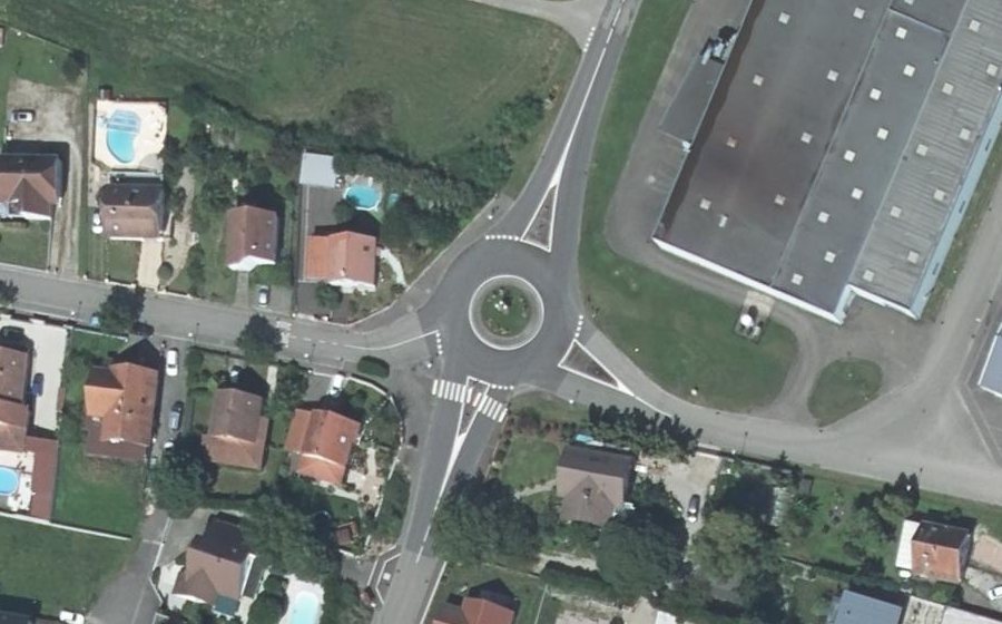 Vue aérienne du Rond-point anonyme n°239060081