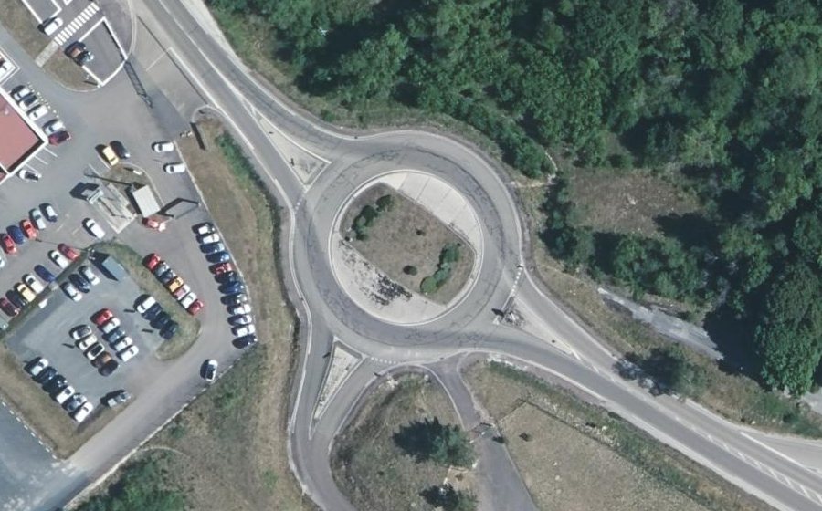 Vue aérienne du Rond-point anonyme n°239116146