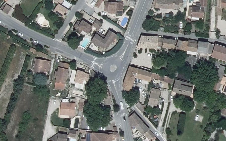 Vue aérienne du Rond-point anonyme n°239156315