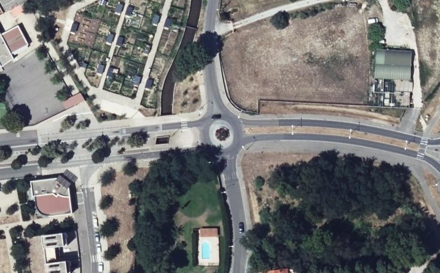 Vue aérienne du Rond-point anonyme n°239176262