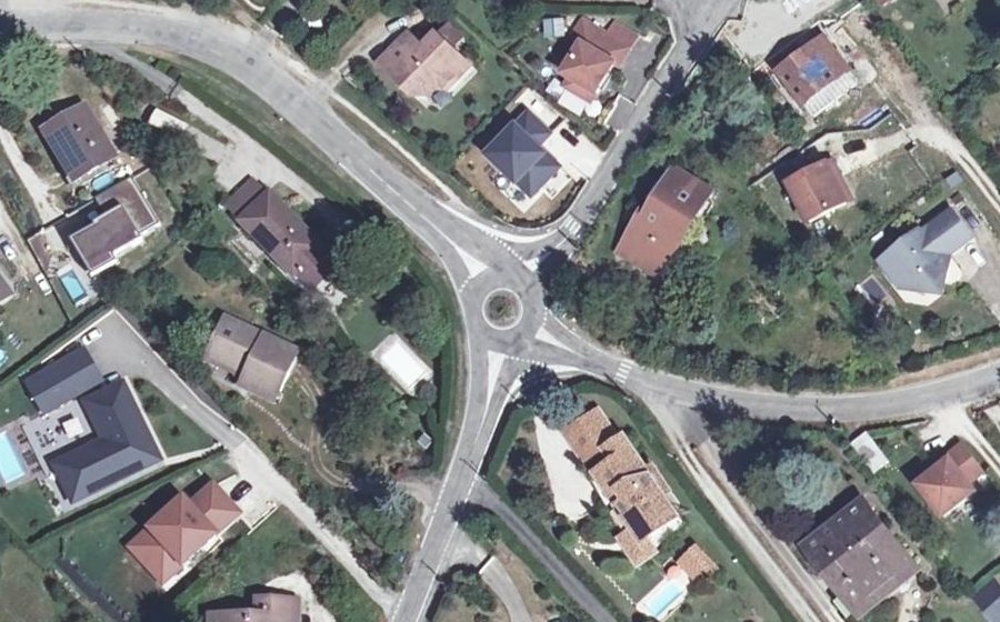 Vue aérienne du Rond-point anonyme n°239179067