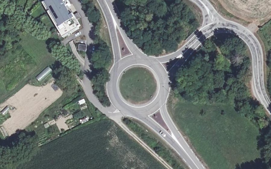 Vue aérienne du Rond-point anonyme n°239179068