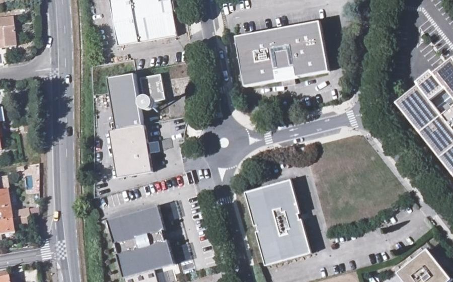 Vue aérienne du Rond-point anonyme n°239186371