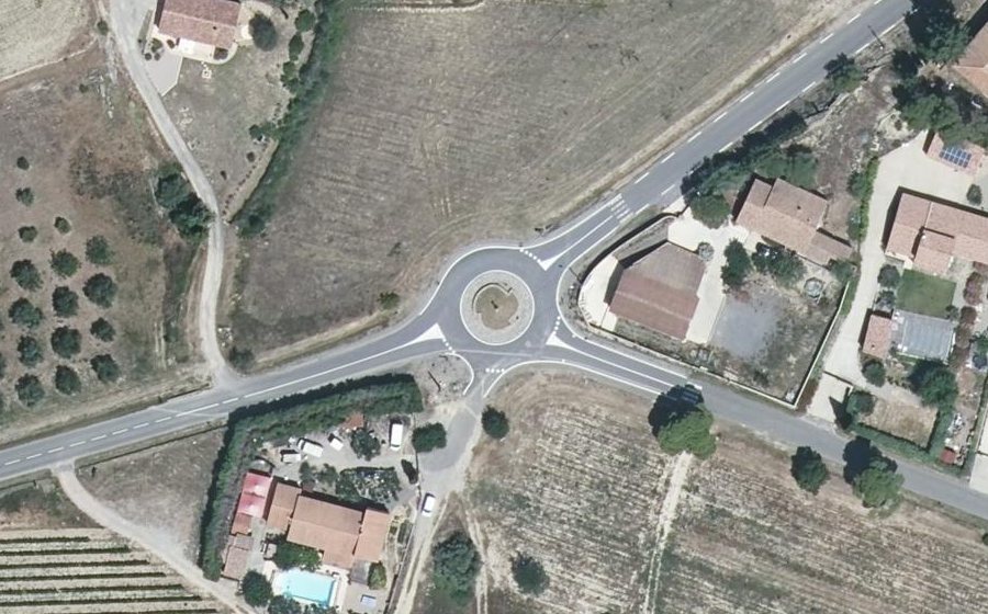 Vue aérienne du Rond-point anonyme n°239273528