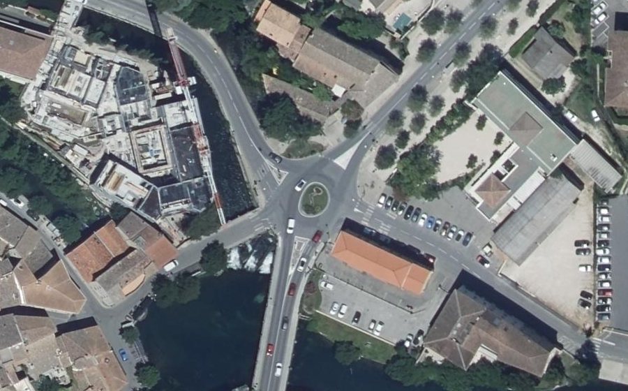 Vue aérienne du Rond-point anonyme n°239275915