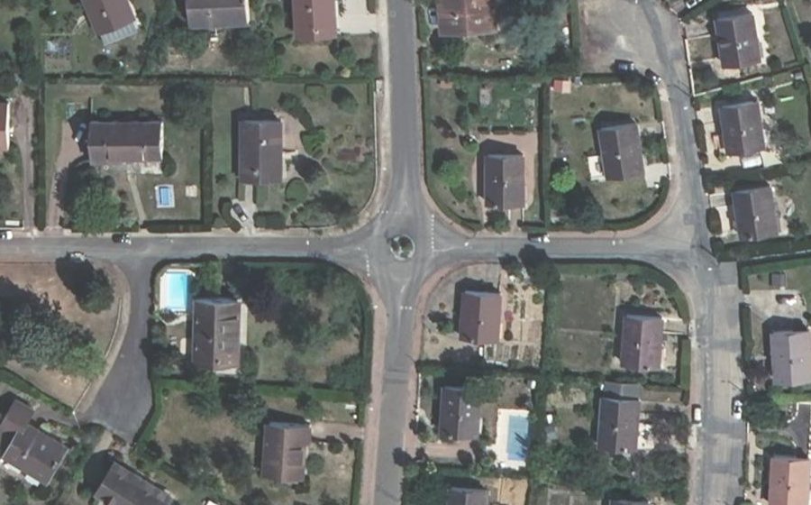 Vue aérienne du Rond-point anonyme n°239328073