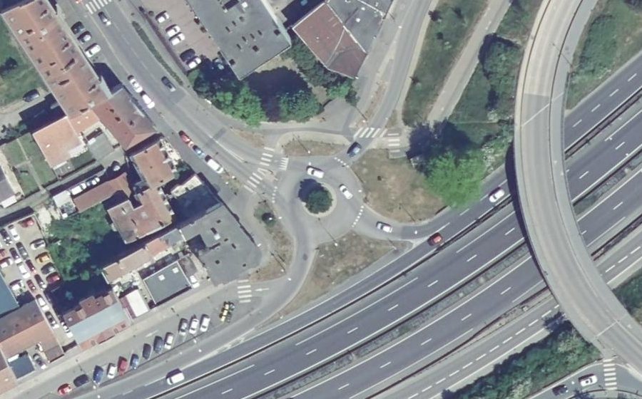 Vue aérienne du Rond-point anonyme n°239335888