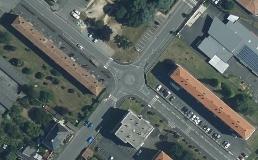 Vue aérienne du Rond-point anonyme n°239344767