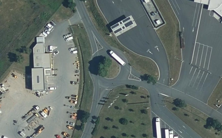 Vue aérienne du Rond-point anonyme n°239362992