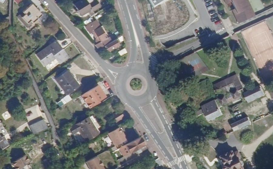 Vue aérienne du Rond-point anonyme n°23937599