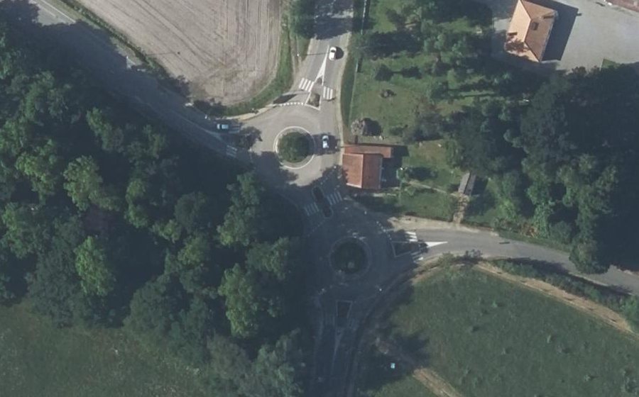 Vue aérienne du Rond-point anonyme n°23939916