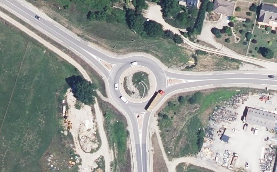 Vue aérienne du Rond-point anonyme n°239408255