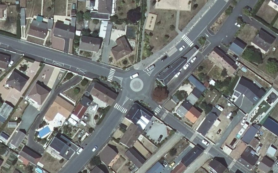 Vue aérienne du Rond-point anonyme n°239430828
