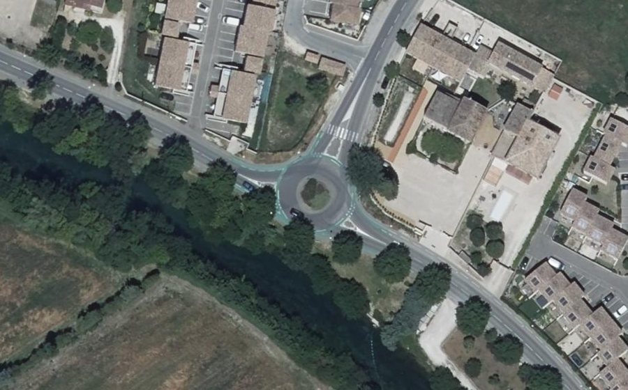 Vue aérienne du Rond-point anonyme n°239436449