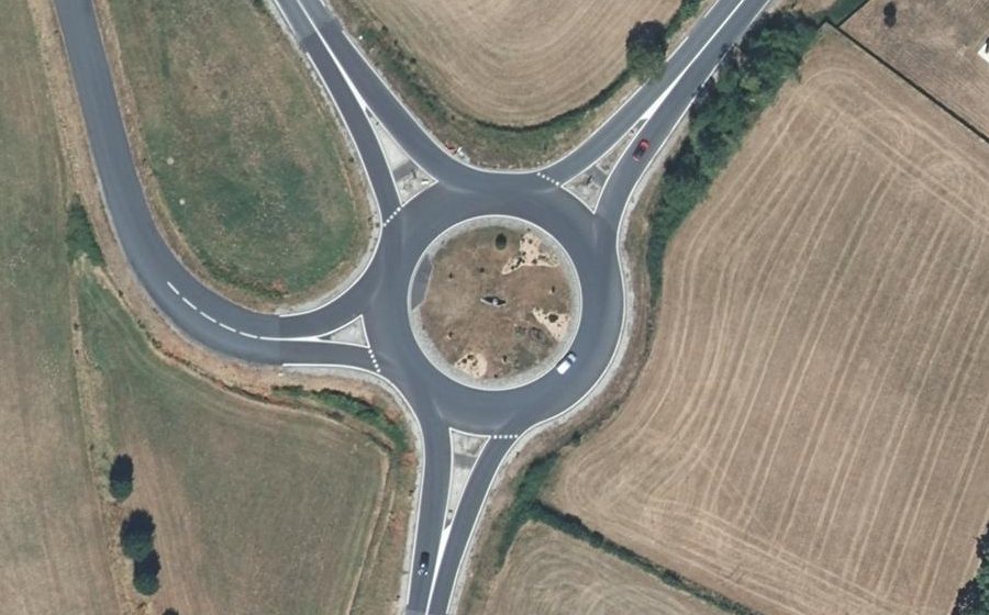 Vue aérienne du Rond-point anonyme n°239456241