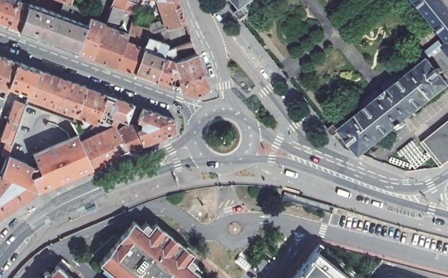 Vue aérienne du Rond-point anonyme n°239483439