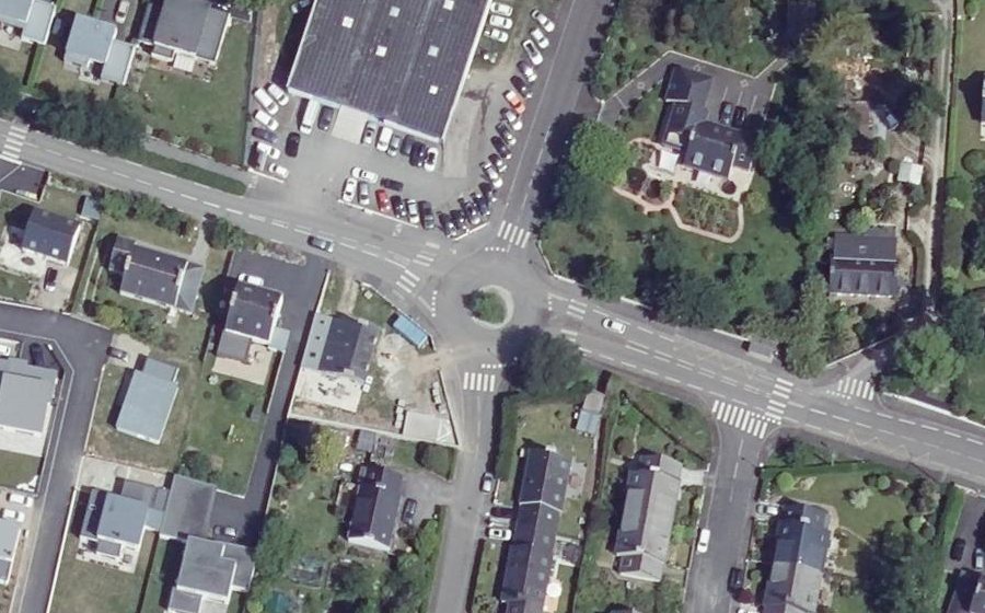 Vue aérienne du Rond-point anonyme n°239515655