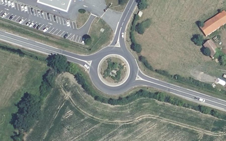 Vue aérienne du Rond-point anonyme n°23955236