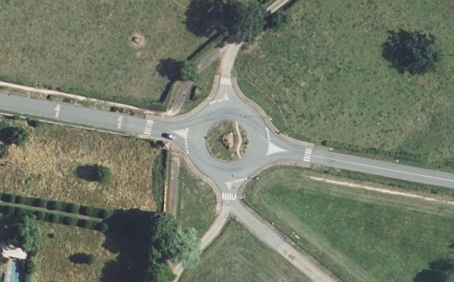 Vue aérienne du Rond-point anonyme n°23955244
