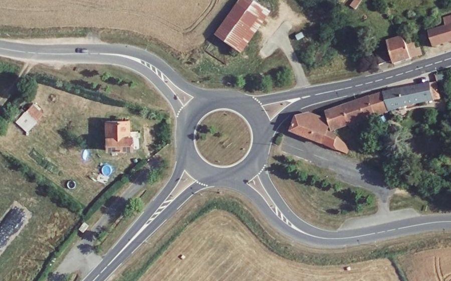 Vue aérienne du Rond-point anonyme n°23955246