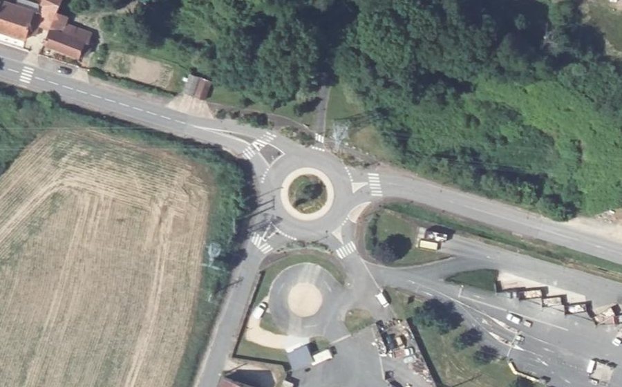 Vue aérienne du Rond-point anonyme n°23955248