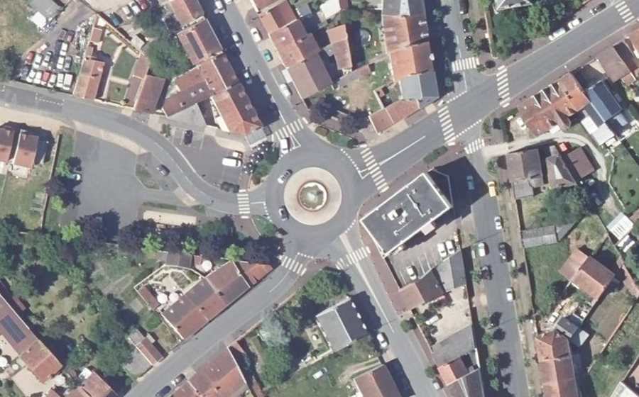 Vue aérienne du Rond-point anonyme n°23955252