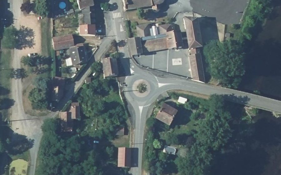 Vue aérienne du Rond-point anonyme n°23955273