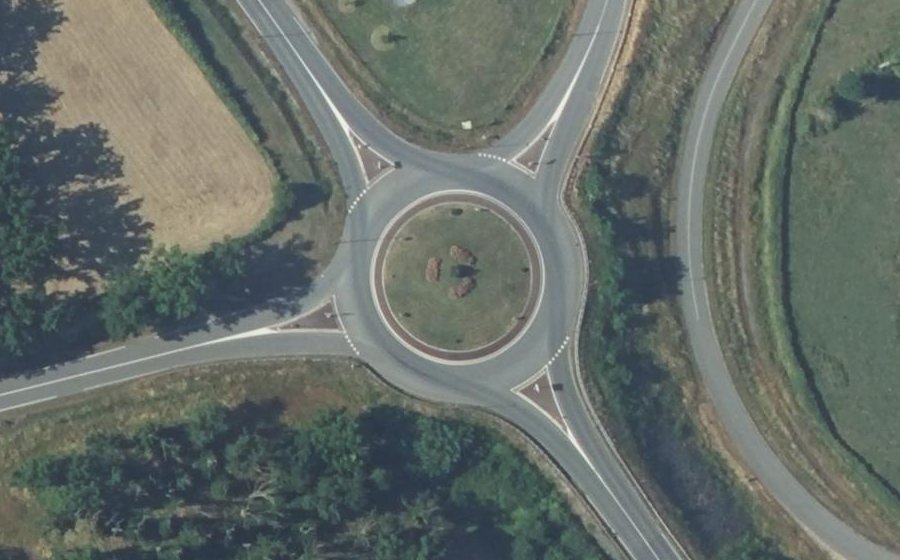 Vue aérienne du Rond-point anonyme n°23955888