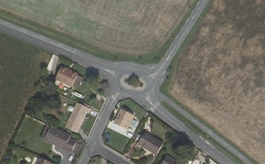 Vue aérienne du Rond-point anonyme n°239558981