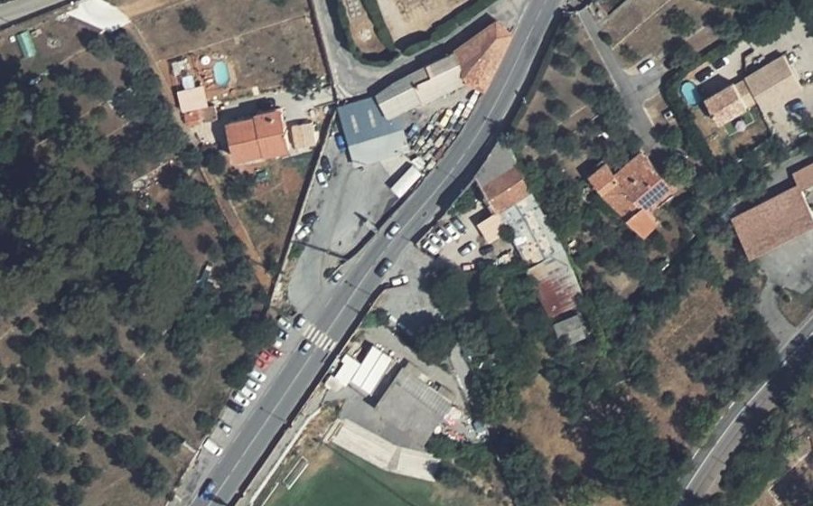 Vue aérienne du Rond-point anonyme n°239575873