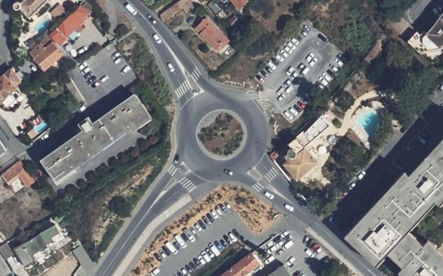 Vue aérienne du Rond-point anonyme n°239581120