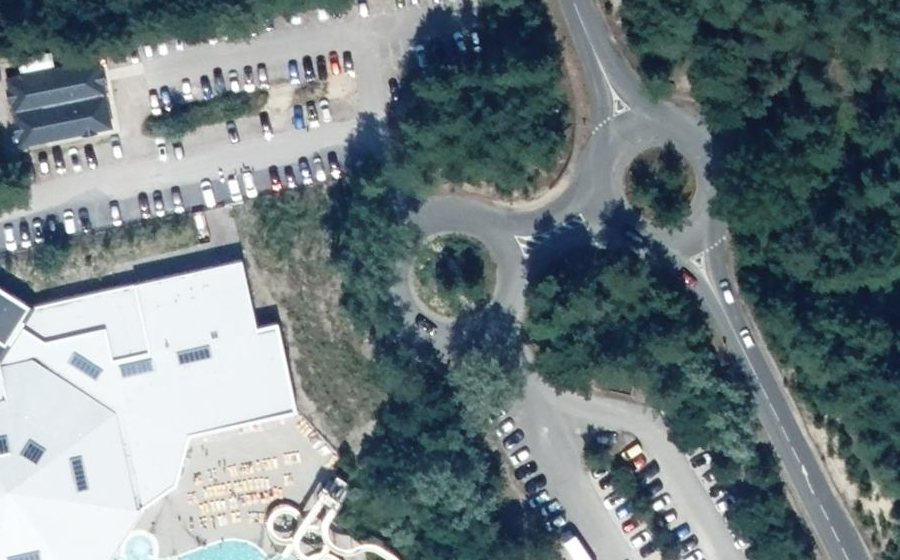 Vue aérienne du Rond-point anonyme n°239595705